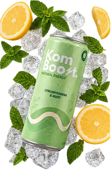 Een blikje KomBoost tussen ijs, schijfjes citroen en munt