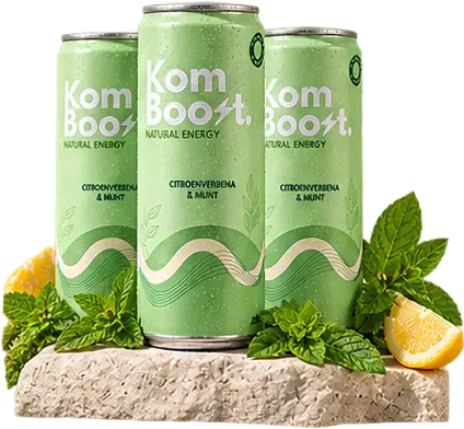 Drie blikjes KomBoost op een stenen sokkel met munt en citroen